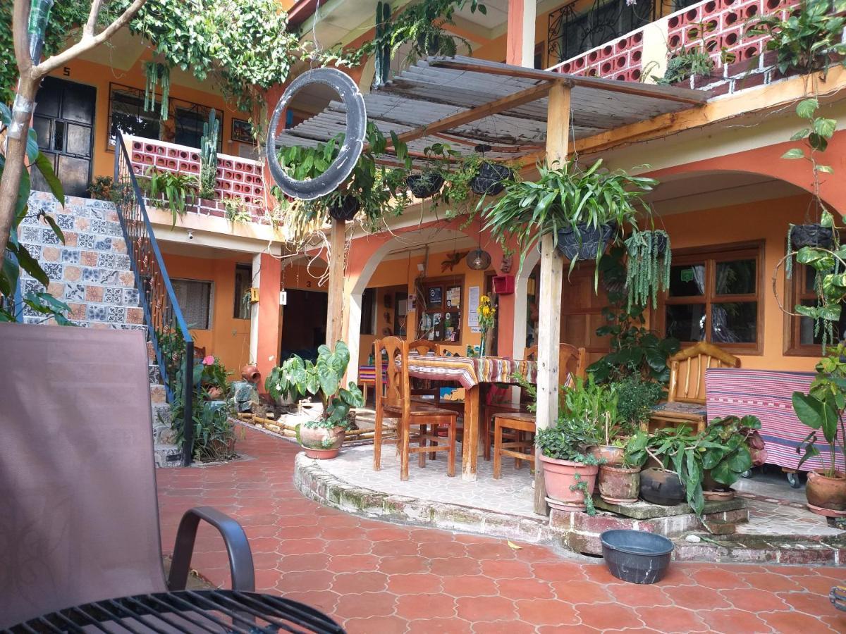 Hospedaje El Viajero Panajachel Bagian luar foto